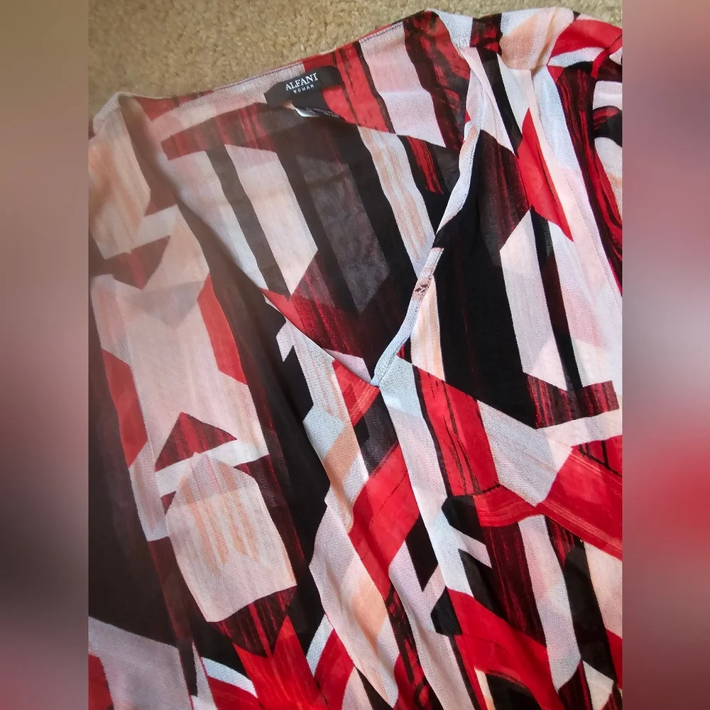 Geometric Patterned Abstract Top - Picture 2 of 4
